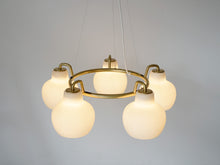 画像をギャラリービューアに読み込む, Vilhelm Lauritzen Louis Poulsen Christiansborg ヴィルヘルムラウリッツェン ルイスポールセン クリスチャンソボー シャンデリアの点灯イメージ