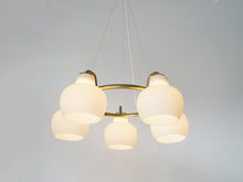 画像をギャラリービューアに読み込む, Vilhelm Lauritzen Louis Poulsen Christiansborg ヴィルヘルムラウリッツェン ルイスポールセン クリスチャンソボー シャンデリアの点灯イメージ