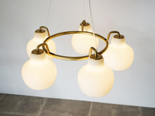 画像をギャラリービューアに読み込む, Vilhelm Lauritzen Louis Poulsen Christiansborg ヴィルヘルムラウリッツェン ルイスポールセン クリスチャンソボー シャンデリアの点灯イメージ