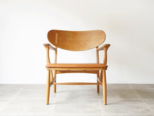 画像をギャラリービューアに読み込む, Hans J Wegner CH22 Carl Hansen&Søn ハンス ウェグナー カールハンセン オーク革張り イージチェア アームチェアの正面