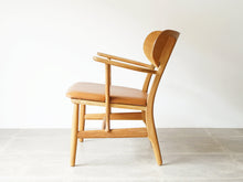 画像をギャラリービューアに読み込む, Hans J Wegner CH22 Carl Hansen&Søn ハンス ウェグナー カールハンセン オーク革張り イージチェア アームチェアの側面