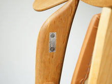 画像をギャラリービューアに読み込む, Hans J Wegner CH22 Carl Hansen&Søn ハンス ウェグナー カールハンセン オーク革張り イージチェア アームチェアのラベル