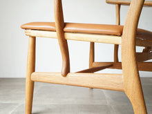 画像をギャラリービューアに読み込む, Hans J Wegner CH22 Carl Hansen&Søn ハンス ウェグナー カールハンセン オーク革張り イージチェア アームチェアの側面