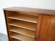画像をギャラリービューアに読み込む, Hans J Wegner Ry Møbler Ry28 ハンス ウェグナー ローズウッド 北欧ヴィンテージ キャビネットの開けた様子