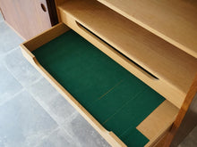 画像をギャラリービューアに読み込む, Hans J Wegner Ry Møbler Ry28 ハンス ウェグナー ローズウッド 北欧ヴィンテージ キャビネット トレイの引き出した様子