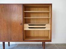 画像をギャラリービューアに読み込む, Hans J Wegner Ry Møbler Ry28 ハンス ウェグナー ローズウッド 北欧ヴィンテージ キャビネットの開けた様子