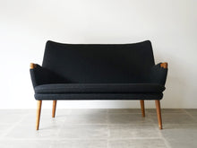 画像をギャラリービューアに読み込む, Hans J. Wegner “AP20” Sofa