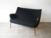 画像をギャラリービューアに読み込む, Hans J. Wegner “AP20” Sofa