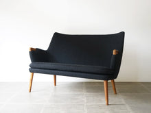 画像をギャラリービューアに読み込む, Hans J. Wegner “AP20” Sofa