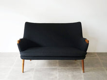 画像をギャラリービューアに読み込む, Hans J. Wegner “AP20” Sofa