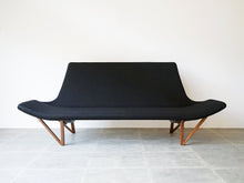 画像をギャラリービューアに読み込む, Tove Edvard Kindt Larsen Brdr Petersen Pagode トーベ エドワード キンドラーセン パゴダ 北欧ヴィンテージ 黒ウール ソファのの正面