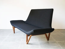 画像をギャラリービューアに読み込む, Tove Edvard Kindt Larsen Brdr Petersen Pagode トーベ エドワード キンドラーセン パゴダ 北欧ヴィンテージ 黒ウール ソファの斜めから