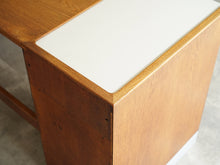 画像をギャラリービューアに読み込む, Tove Edvard Kindt-Larsen Childrens Desk トーベ・キンドラーセン 北欧ビンテージ 子ども用デスク 学習机 デザイナーズデスクの左に白いスライド天板裏側 角