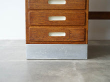 画像をギャラリービューアに読み込む, Tove Edvard Kindt-Larsen Childrens Desk トーベ・キンドラーセン 北欧ビンテージ 子ども用デスク 学習机 デザイナーズデスクの足元は亜鉛が貼られている