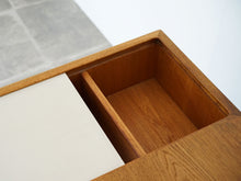 画像をギャラリービューアに読み込む, Tove Edvard Kindt-Larsen Childrens Desk トーベ・キンドラーセン 北欧ビンテージ 子ども用デスク 学習机 デザイナーズデスクの左に白いスライド天板 奥に隠しスペース