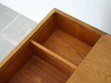 画像をギャラリービューアに読み込む, Tove Edvard Kindt-Larsen Childrens Desk トーベ・キンドラーセン 北欧ビンテージ 子ども用デスク 学習机 デザイナーズデスクの左に白いスライド天板 中には2つの小部屋