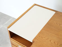 画像をギャラリービューアに読み込む, Tove Edvard Kindt-Larsen Childrens Desk トーベ・キンドラーセン 北欧ビンテージ 子ども用デスク 学習机 デザイナーズデスクの左に白いスライド天板