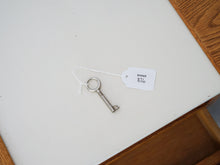 画像をギャラリービューアに読み込む, Tove Edvard Kindt-Larsen Childrens Desk トーベ・キンドラーセン 北欧ビンテージ 子ども用デスク 学習机 デザイナーズデスクの引き出しの鍵