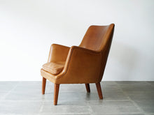 画像をギャラリービューアに読み込む, アルネ・ヴォッダーの革張りのイージーチェア Arne Vodder Arm chair upholstered with leather Ivan Schlechter レザーの一人がけ椅子の側面