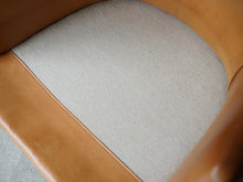 画像をギャラリービューアに読み込む, アルネ・ヴォッダーの革張りのイージーチェア Arne Vodder Arm chair upholstered with leather Ivan Schlechter レザーの一人がけ椅子のクッションを外した様子