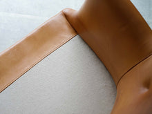 画像をギャラリービューアに読み込む, アルネ・ヴォッダーの革張りのイージーチェア Arne Vodder Arm chair upholstered with leather Ivan Schlechter レザーの一人がけ椅子の座面下