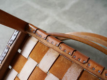 画像をギャラリービューアに読み込む, マグナス・ステフェンセンのレザー編みのチェア Magnus L Stephensen Chair by Søren Willadsen 北欧ヴィンテージの椅子の裏面 レザーをビス留め