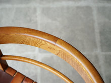 画像をギャラリービューアに読み込む, マグナス・ステフェンセンのレザー編みのチェア Magnus L Stephensen Chair by Søren Willadsen 北欧ヴィンテージの椅子の背もたれ上部
