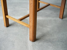 画像をギャラリービューアに読み込む, マグナス・ステフェンセンのレザー編みのチェア Magnus L Stephensen Chair by Søren Willadsen 北欧ヴィンテージの椅子の脚先