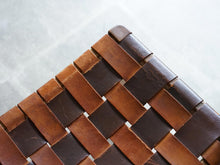 画像をギャラリービューアに読み込む, マグナス・ステフェンセンのレザー編みのチェア Magnus L Stephensen Chair by Søren Willadsen 北欧ヴィンテージの椅子 2トーンのブラウンのストラップ上のレザーを編んでいる