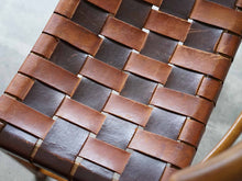 画像をギャラリービューアに読み込む, マグナス・ステフェンセンのレザー編みのチェア Magnus L Stephensen Chair by Søren Willadsen 北欧ヴィンテージの椅子 2トーンのブラウンのストラップ上のレザーを編んでいる