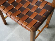 画像をギャラリービューアに読み込む, マグナス・ステフェンセンのレザー編みのチェア Magnus L Stephensen Chair by Søren Willadsen 北欧ヴィンテージの椅子 2トーンのブラウンのストラップ上のレザーを編んでいる