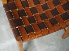 画像をギャラリービューアに読み込む, マグナス・ステフェンセンのレザー編みのチェア Magnus L Stephensen Chair by Søren Willadsen 北欧ヴィンテージの椅子 2トーンのブラウンのストラップ上のレザーを編んでいる