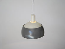 画像をギャラリービューアに読み込む, フィンユールのペンダントライト グレーのツートンカラー 吊り下げ照明 北欧デザイン Finn Juhl Two-tone pendant light 点灯イメージ
