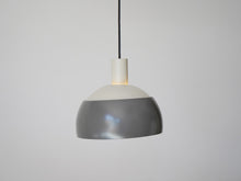 画像をギャラリービューアに読み込む, フィンユールのペンダントライト グレーのツートンカラー 吊り下げ照明 北欧デザイン Finn Juhl Two-tone pendant light 点灯イメージ