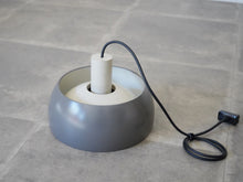 画像をギャラリービューアに読み込む, フィンユールのペンダントライト グレーのツートンカラー 吊り下げ照明 北欧デザイン Finn Juhl Two-tone pendant light 点灯イメージ