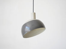 画像をギャラリービューアに読み込む, フィンユールのペンダントライト グレーのツートンカラー 吊り下げ照明 北欧デザイン Finn Juhl Two-tone pendant light シェード下部が傾きます