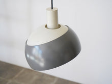 画像をギャラリービューアに読み込む, フィンユールのペンダントライト グレーのツートンカラー 吊り下げ照明 北欧デザイン Finn Juhl Two-tone pendant light 点灯イメージ やや上から
