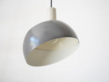 画像をギャラリービューアに読み込む, フィンユールのペンダントライト グレーのツートンカラー 吊り下げ照明 北欧デザイン Finn Juhl Two-tone pendant light 点灯イメージ シェード下部が動く