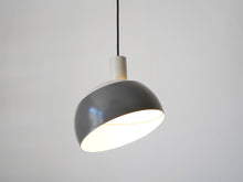 画像をギャラリービューアに読み込む, フィンユールのペンダントライト グレーのツートンカラー 吊り下げ照明 北欧デザイン Finn Juhl Two-tone pendant light 点灯イメージ シェード下部が動きます