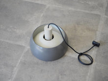 画像をギャラリービューアに読み込む, フィンユールのペンダントライト グレーのツートンカラー 吊り下げ照明 北欧デザイン Finn Juhl Two-tone pendant light 点灯イメージ 全体 引掛シーリング