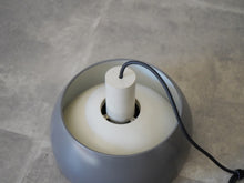 画像をギャラリービューアに読み込む, フィンユールのペンダントライト グレーのツートンカラー 吊り下げ照明 北欧デザイン Finn Juhl Two-tone pendant light 点灯イメージ 上から