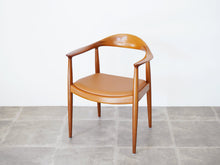 画像をギャラリービューアに読み込む, Hans J Wegner JH503 Johannes Hansen ハンスJウェグナ ザチェア マホガニー レザー 北欧ヴィンテージ チェアの斜めやや上から