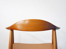 画像をギャラリービューアに読み込む, Hans J. Wegner JH503 “The Chair”