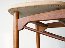 画像をギャラリービューアに読み込む, フィンユールの椅子 ダイニングチェア レザーFinn Juhl SW96 Chair Søren Willadsen 北欧デザインチェア 椅子の斜めの貫フィンユールのチェアSW96 Finn Juhl SW96 chair Søren Willadsen 北欧デザインの椅子の座面下