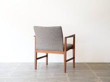 画像をギャラリービューアに読み込む, フィンユール ボヴィルケチェア Finn Juhl Bovirke arm chair フィンユールの椅子の背面 グレーの生地