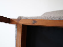 画像をギャラリービューアに読み込む, フィンユール ボヴィルケチェア Finn Juhl Bovirke arm chair フィンユールの椅子の裏面のマイナスネジ