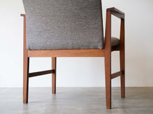 画像をギャラリービューアに読み込む, フィンユール ボヴィルケチェア Finn Juhl Bovirke arm chair フィンユールの椅子の背面の足元