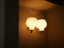 画像をギャラリービューアに読み込む, Vilhelm Lauritzen Louis Poulsen VL Bracket Lamp ヴィルヘルム ラウリッツェン ルイス ポールセン ブラケットランプオパールガラス 真鍮 ウォールランプの点灯イメージ