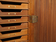 画像をギャラリービューアに読み込む, Peter Hvidt & Orla Mølgaard-Nielsen cabinet キューバンマホガニーのキャビネット ピーター・ビット&オルラ・ムルガード・ニールセン 超希少ビンテージ 北欧モダン 棚の右側の扉を閉めた様子