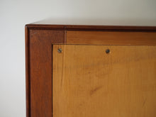 画像をギャラリービューアに読み込む, Peter Hvidt & Orla Mølgaard-Nielsen cabinet キューバンマホガニーのキャビネット ピーター・ビット&オルラ・ムルガード・ニールセン 超希少ビンテージ 北欧モダン 棚の背面のマイナスネジ